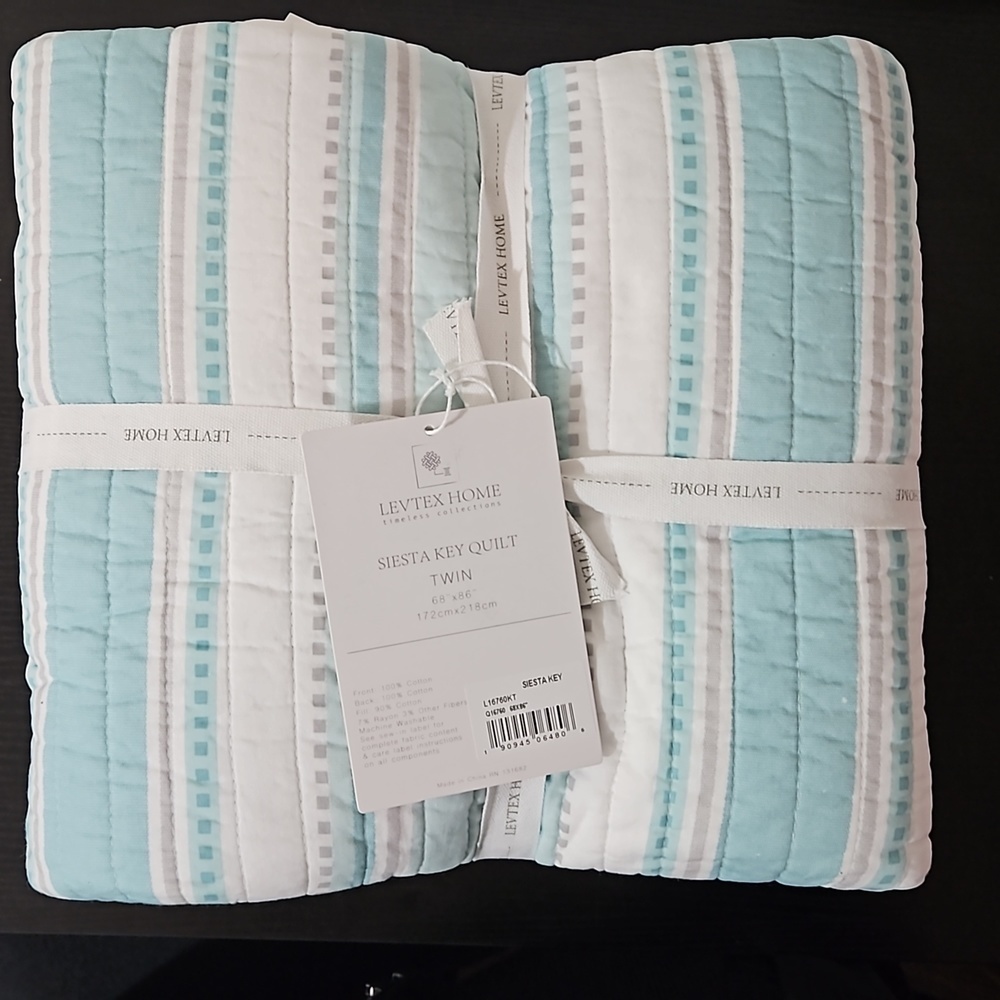 NWT Levtex Double-Faced Beautiful Sea-Inspired Designs, Twin-Size Quilts - Picture 3 of 5
